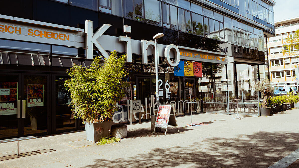 Außenansicht vom Kino Atelier am Bollwerk mit großer Leuchtschrift und verschiedenen Filmplakaten an den Scheiben