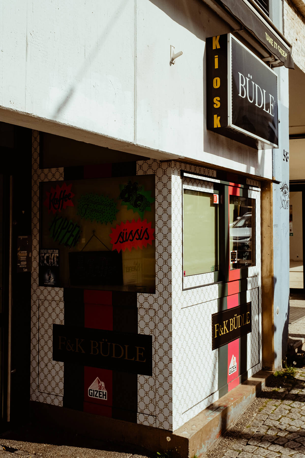 Außenansicht des Kiosks F&K Büdle an der Haltestelle Berliner Platz (Hohe Straße)